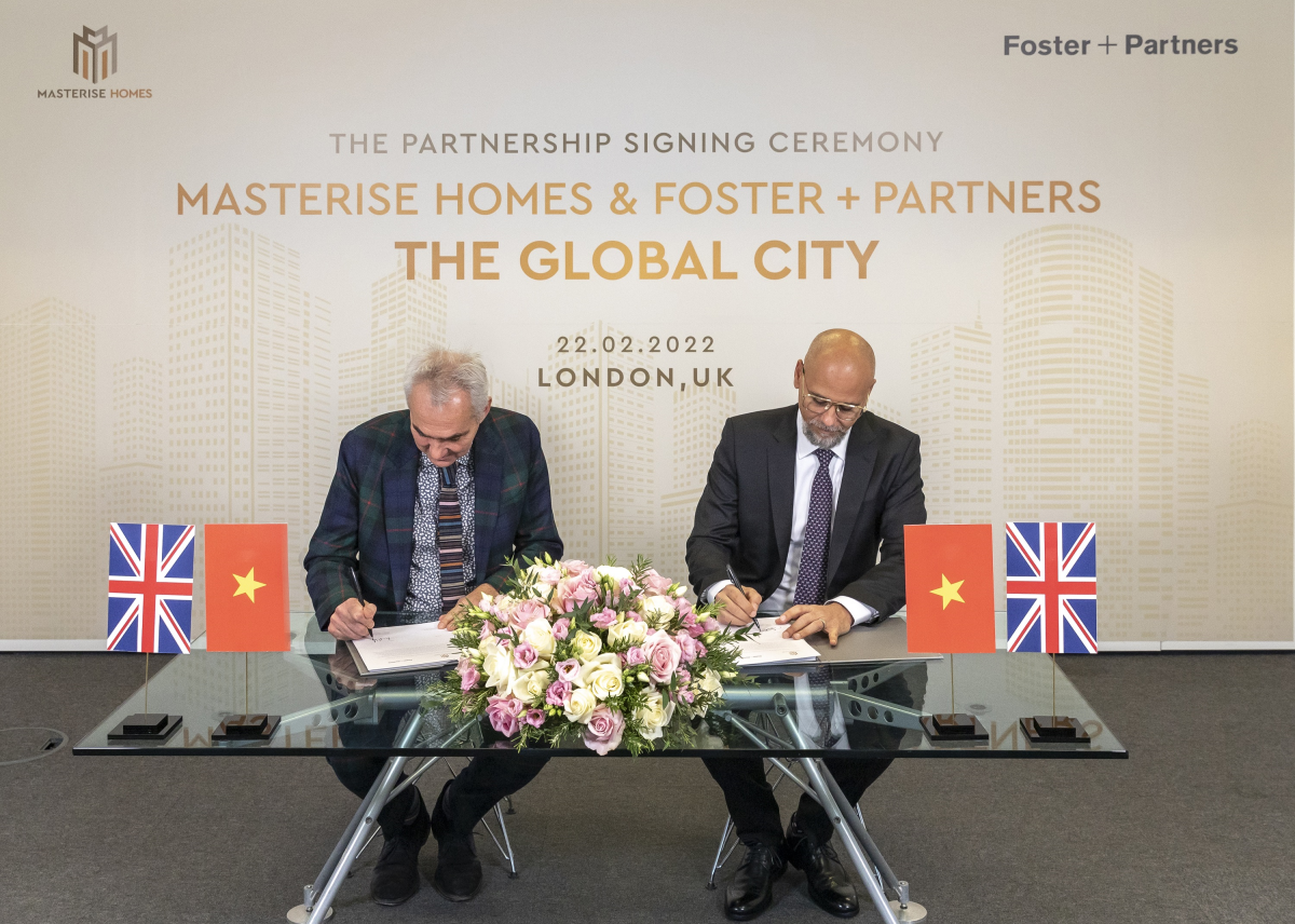 Lễ ký kết hợp tác giữa Foster+Partner và Masterise Homes tại London với 2 đại diện là ông Gerard Evenden - Đối tác cấp cao (trái) và ông Youssef Akila - Giám đốc Khối Thiết kế (phải). Ảnh: Foster+Partners